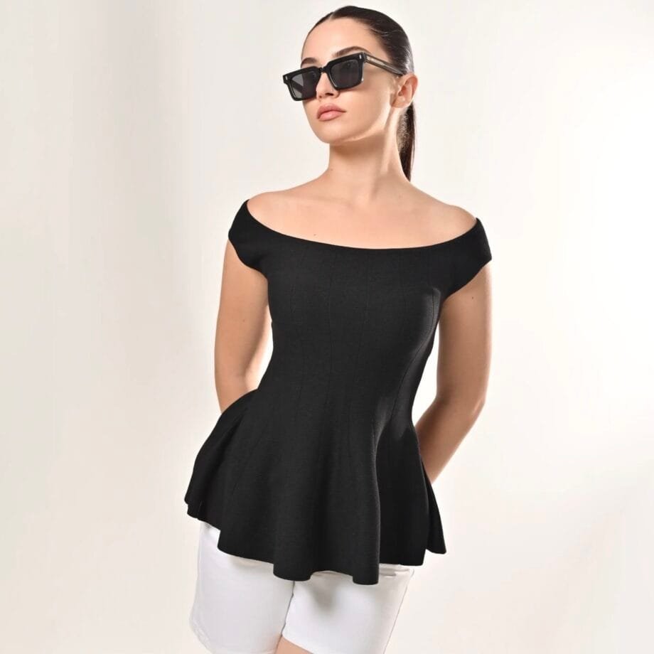 Μαύρο Off-Shoulder Peplum Top – Elegant Evening Silhouette
