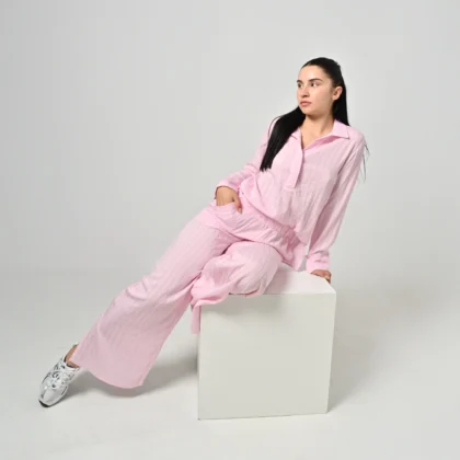 Ροζ Crinkle Σετ Πουκάμισο & Παντελόνι – Soft Pink Relaxed Vibes